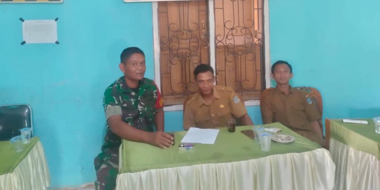 Pererat Sinergi, Babinsa Jalin Komsos dengan Perangkat Desa Tanjung Ilir