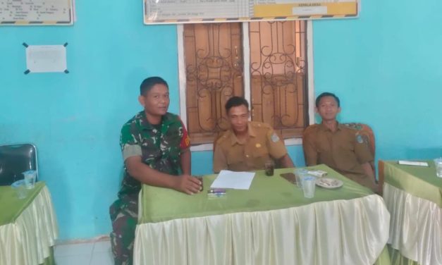 Pererat Sinergi, Babinsa Jalin Komsos dengan Perangkat Desa Tanjung Ilir