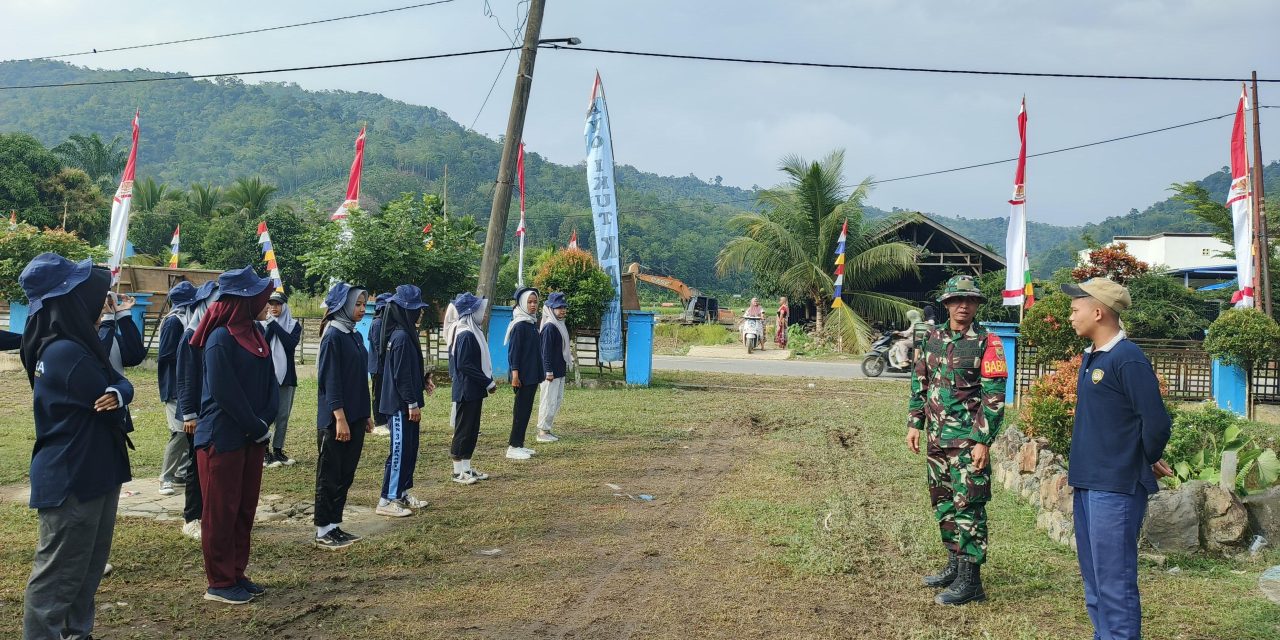 Cuaca Mendung Tak Surutkan Semangat, Babinsa Koramil 420-07/Sei Manau Latih Paskibraka