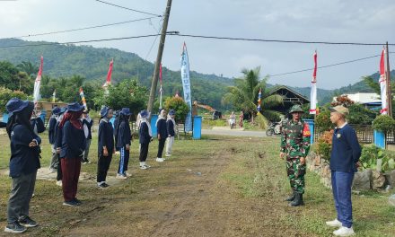 Cuaca Mendung Tak Surutkan Semangat, Babinsa Koramil 420-07/Sei Manau Latih Paskibraka