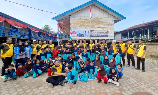 Dirpolairud Polda Jambi Jalan Sehat, Meriahkan Lomba 17 Agustusan di Pulau Pandan