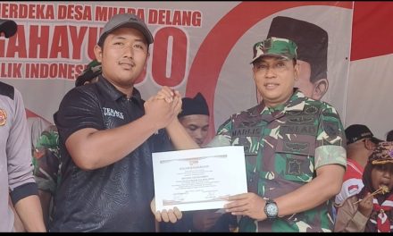 Serma Sumarlis Hadiri dan Amankan Karnaval HUT RI Ke-80 di Desa Muara Delang