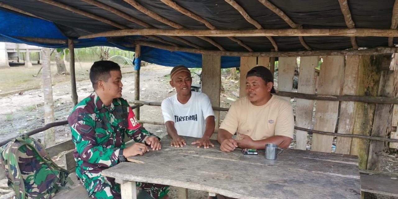 Babinsa Jalin Komsos Hangat Bersama Para Warga di Desa Air Batu