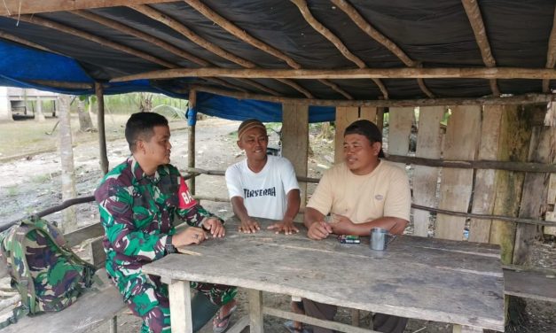 Babinsa Jalin Komsos Hangat Bersama Para Warga di Desa Air Batu