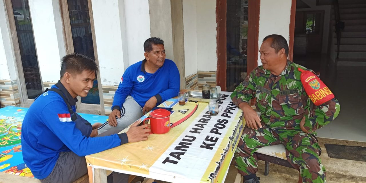 Tingkatkan Keamanan dan Ketertiban, Babinsa Dekatkan Diri Bersama Warga Desa Batu Kucing