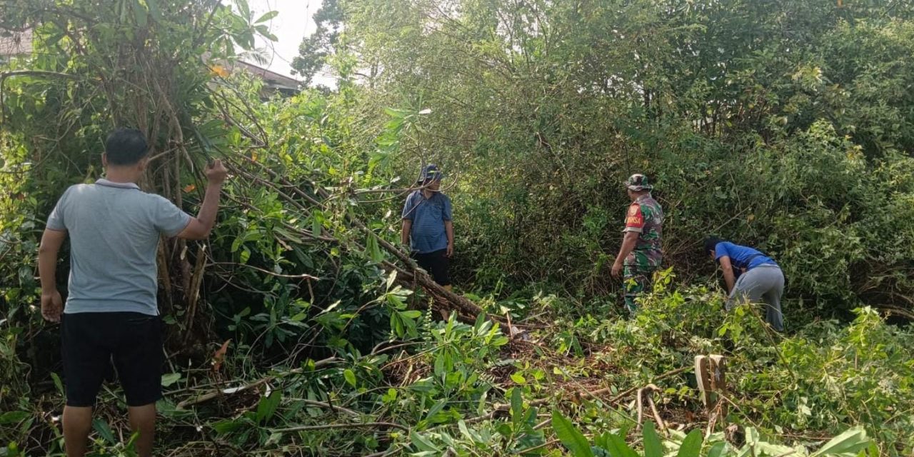 Wujud Nyata Kebersamaan Dalam Gotong Royong Bersama Warga di Kelurahan Pasar Atas