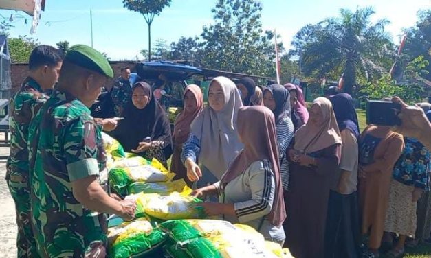 Babinsa Bantu Salurkan Beras Murah, Warga Singkut Antusias Sambut Program Pemerintah