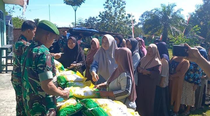 Babinsa Bantu Salurkan Beras Murah, Warga Singkut Antusias Sambut Program Pemerintah