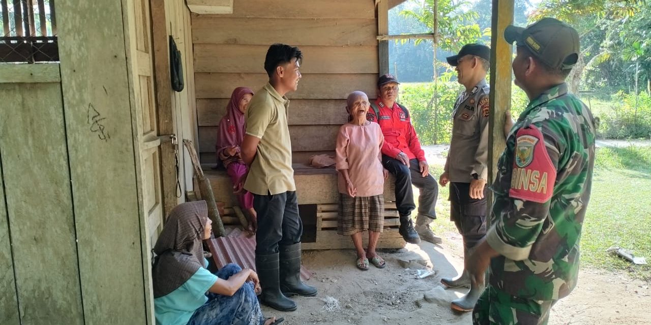 Bhabinsa dan Bhabinkamtibmas Gencar Patroli dan Sosialisasi Karhutla ke Warga Sungai Baung