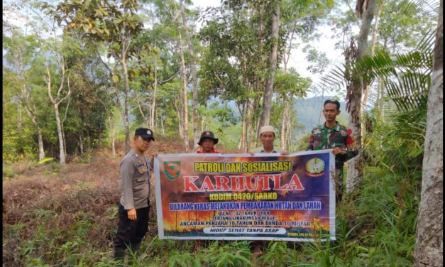 Babinsa Perkuat Patroli, Cegah Karhutla Bersama Warga Raden Anom