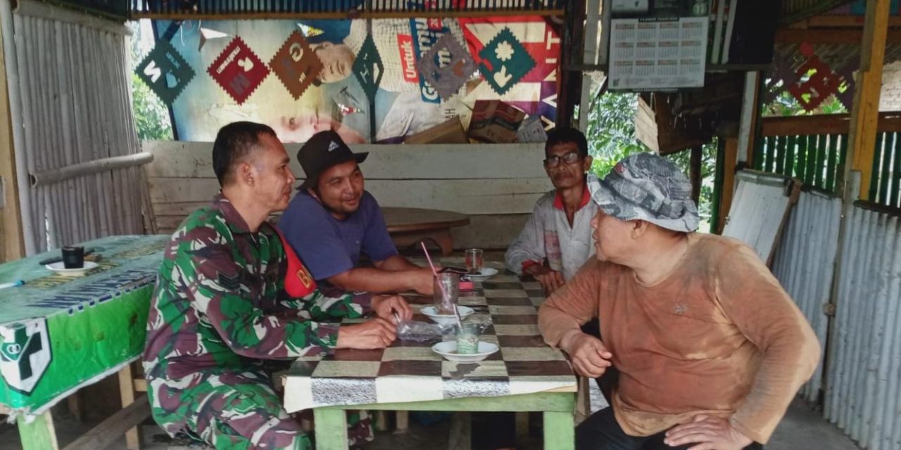 Pererat Silaturahmi, Babinsa Komsos Bersama Para Kadus di Desa Seling