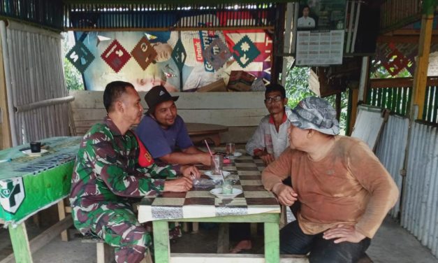 Pererat Silaturahmi, Babinsa Komsos Bersama Para Kadus di Desa Seling