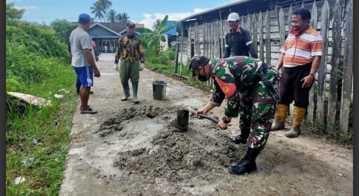 Babinsa dan Warga Pulau Pandan Bangkitkan Semangat Gotong Royong