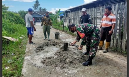 Babinsa dan Warga Pulau Pandan Bangkitkan Semangat Gotong Royong