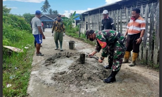 Babinsa dan Warga Pulau Pandan Bangkitkan Semangat Gotong Royong