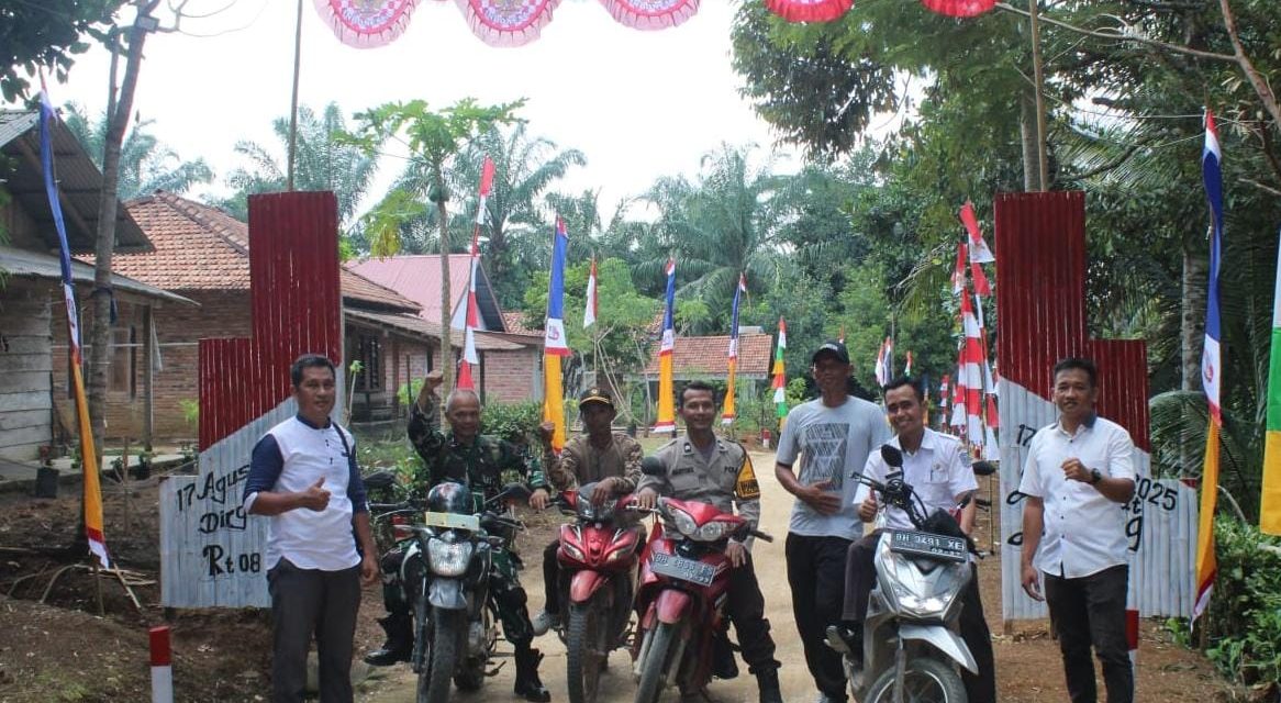 Jelang HUT RI ke-80, Babinsa dan Bhabinkamtibmas Bangun Semangat Merah Putih di Bukit Beringin
