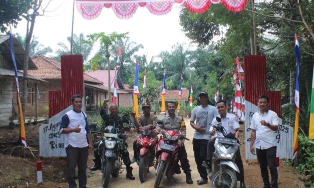 Jelang HUT RI ke-80, Babinsa dan Bhabinkamtibmas Bangun Semangat Merah Putih di Bukit Beringin