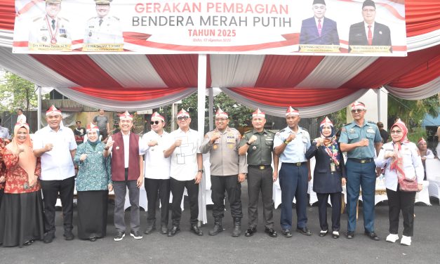 Kasdim 0418/Palembang Hadiri Gerakan Pembagian Bendera Merah Putih di Simpang Lima DPRD Sumsel