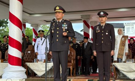 Kapolres Muaro Jambi Pimpin Upacara Penurunan Bendera HUT RI ke-80