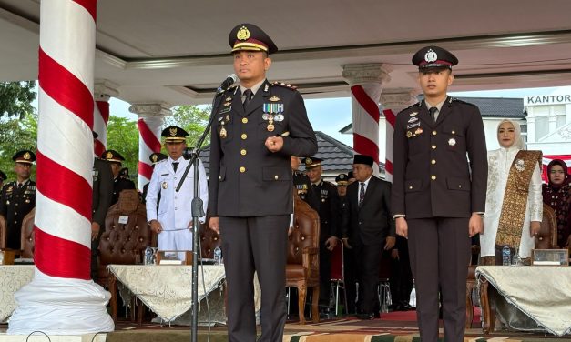 Kapolres Muaro Jambi Pimpin Upacara Penurunan Bendera HUT RI ke-80