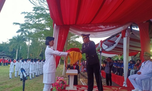 Kapolsek Jaluko Pimpin Upacara Penurunan Bendera HUT RI ke-80