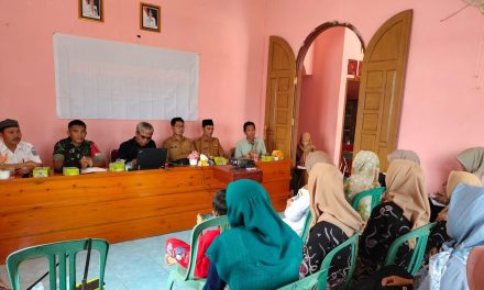 Babinsa dan Perangkat Desa Sungai Putih Gelar Rapat Bahas Kebersihan dan Bahaya Karhutla