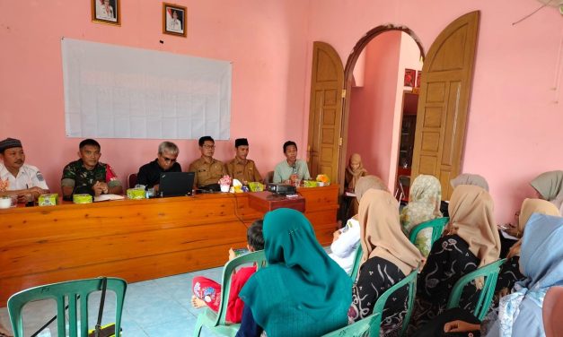 Babinsa dan Perangkat Desa Sungai Putih Gelar Rapat Bahas Kebersihan dan Bahaya Karhutla