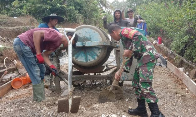 Babinsa bantu Warga Bukit Murau Gotong Royong Cor Jalan Demi Akses Lebih Baik