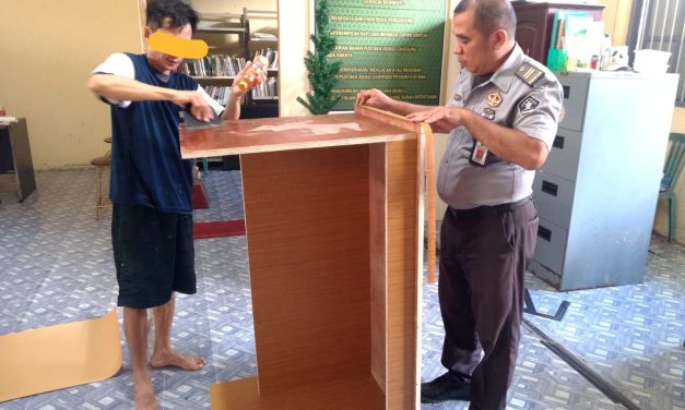 Sentuhan Tangan Terampil WBP: Hadirkan Meja Komputer dan Sofa Fungsional