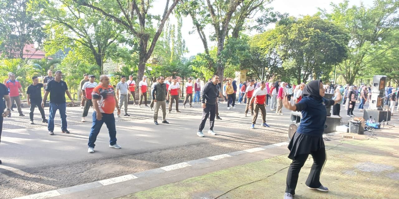 Semangat di Pagi Yang Cerah, TNI Meriahkan Kegiatan “Senam Merangin Sehat” Bersama Forkopimda dan ASN