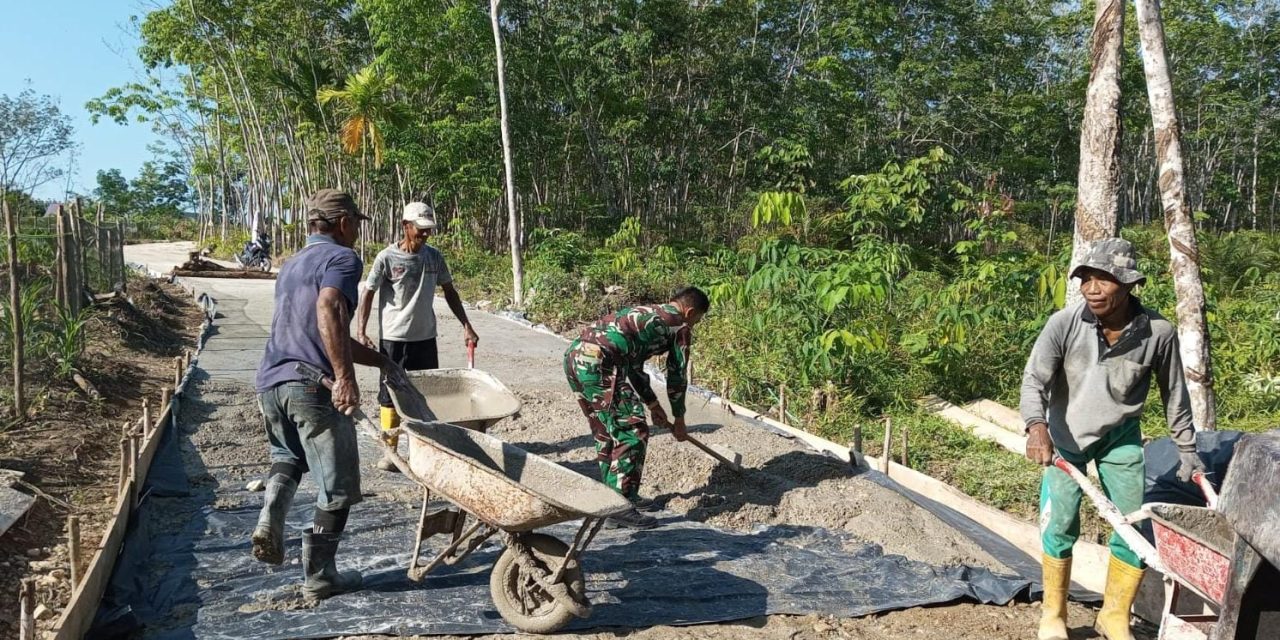 TNI Hadir, Semangat Warga Menguat, Gotong Royong Bantu Warga Perbaiki Jalan Desa
