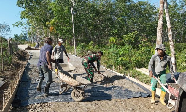 TNI Hadir, Semangat Warga Menguat, Gotong Royong Bantu Warga Perbaiki Jalan Desa