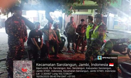 Patroli dan Komsos Malam, TNI dan Warga Bersinergi Wujudkan Lingkungan Kondusif