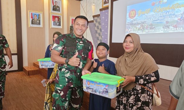 Kolaborasi Kodim 0416/Bute dan Lions Club Jakarta Cosmo Bungo, Bagikan Sembako Sambut Peringatan HUT TNI ke-80