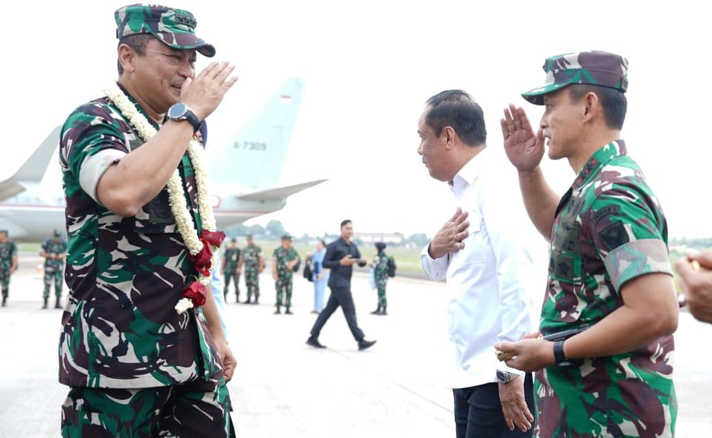 Pangdam II/Sriwijaya Sambut Kedatangan Kasau di Lanud Sri Mulyono Herlambang