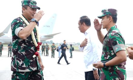 Pangdam II/Sriwijaya Sambut Kedatangan Kasau di Lanud Sri Mulyono Herlambang