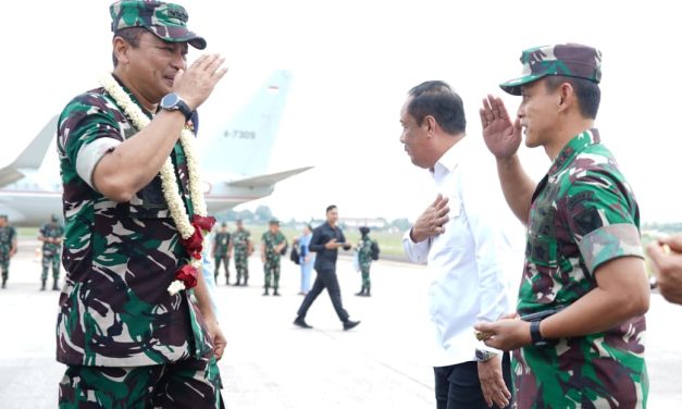 Pangdam II/Sriwijaya Sambut Kedatangan Kasau di Lanud Sri Mulyono Herlambang