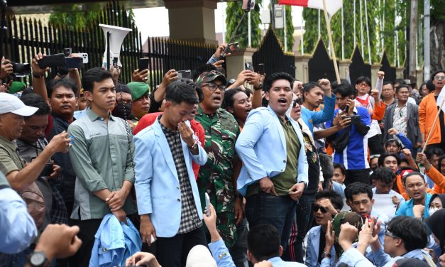 Unjuk Rasa Tanpa Kekerasan: TNI-Polri Jaga Aksi Damai di DPRD Sumsel