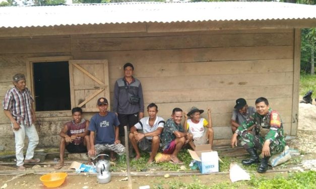 Babinsa dan Warga Bangun Komunikasi Lewat Momen Kerja Bakti