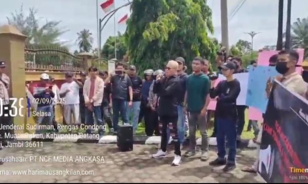 Massa Aliansi Masyarakat Peduli Batang Hari Geruduk DPRD dan Kantor DPC Gerindra, Desak Pencopotan Mawardi