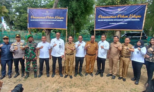 Sinergi TNI dan Pemkot Palembang: Danramil Makrayu Ikut Penanaman Pohon Kelapa Serentak