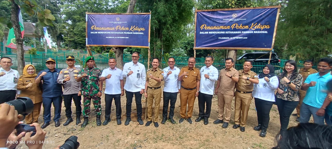 Sinergi TNI dan Pemkot Palembang: Danramil Makrayu Ikut Penanaman Pohon Kelapa Serentak