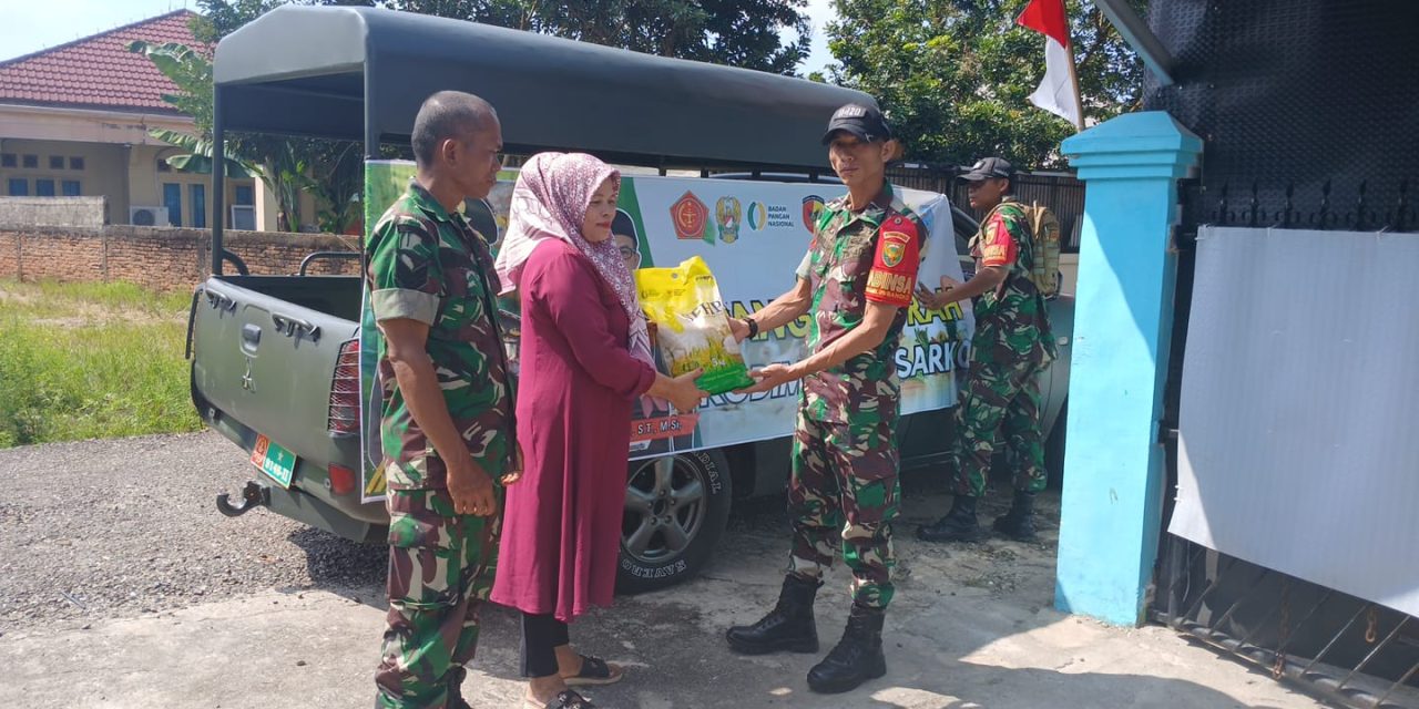 Babinsa Bersama Bulog Salurkan Beras Murah, Warga Merangin Sambut Antusias