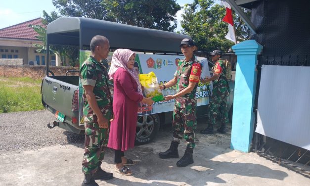 Babinsa Bersama Bulog Salurkan Beras Murah, Warga Merangin Sambut Antusias
