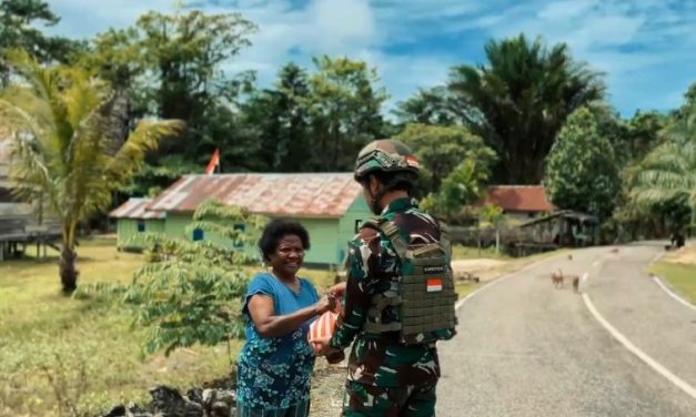 Satgas Pamtas Yonif 763/SBA Pos Joshiro Gelar Pembagian Sembako di Kampung Hamaran