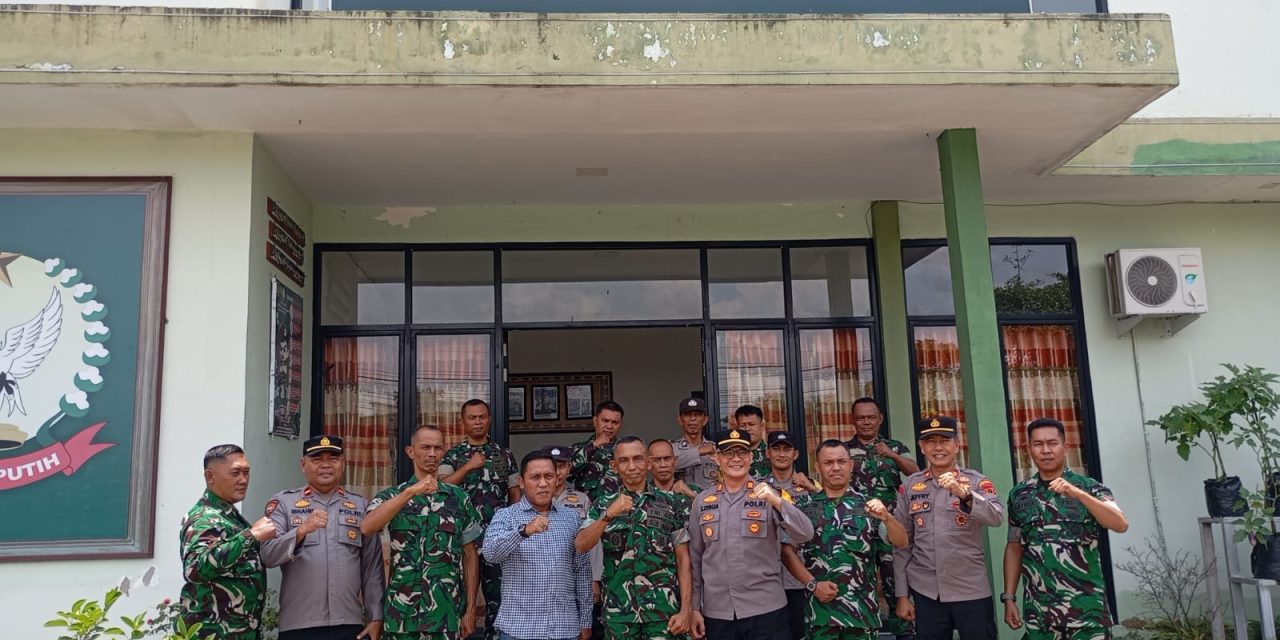 TNI–Polri Kompak! Polsek Sekernan dan Maro Sebo Beri Kejutan Ulang Tahun ke-80 untuk Koramil 415-05/Sengeti