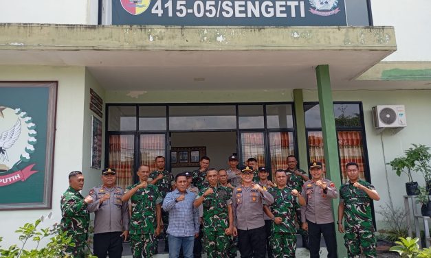 TNI–Polri Kompak! Polsek Sekernan dan Maro Sebo Beri Kejutan Ulang Tahun ke-80 untuk Koramil 415-05/Sengeti