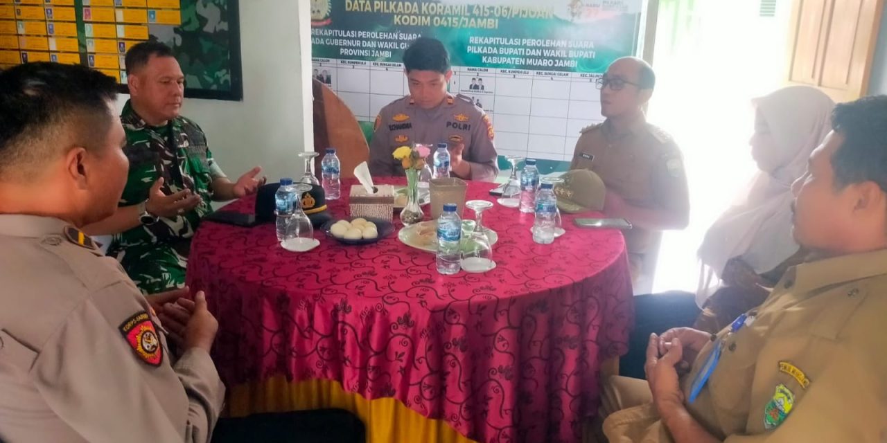 Sinergi Tanpa Sekat: Camat dan Kapolsek Jaluko Beri Kejutan Ulang Tahun ke-80 untuk TNI di Koramil Pijoan