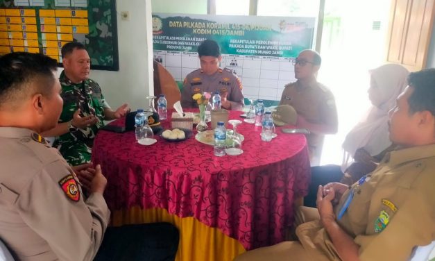 Sinergi Tanpa Sekat: Camat dan Kapolsek Jaluko Beri Kejutan Ulang Tahun ke-80 untuk TNI di Koramil Pijoan