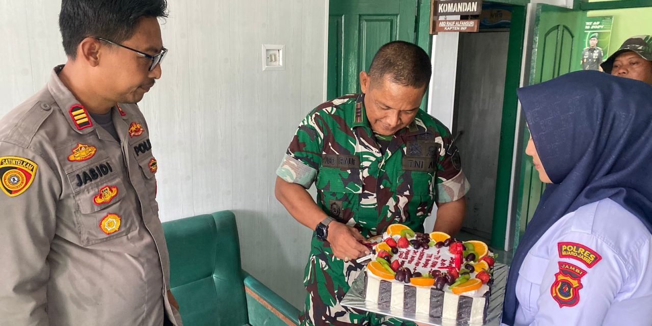 TNI dan Polri Satu Suara: Kapolsek Mestong Beri Kejutan HUT ke-80 untuk Koramil 415-13 Sebapo